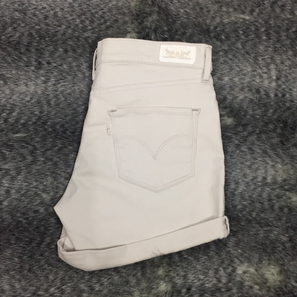 Women’s Levi’s Mid Rise Cuffed Shorts 28